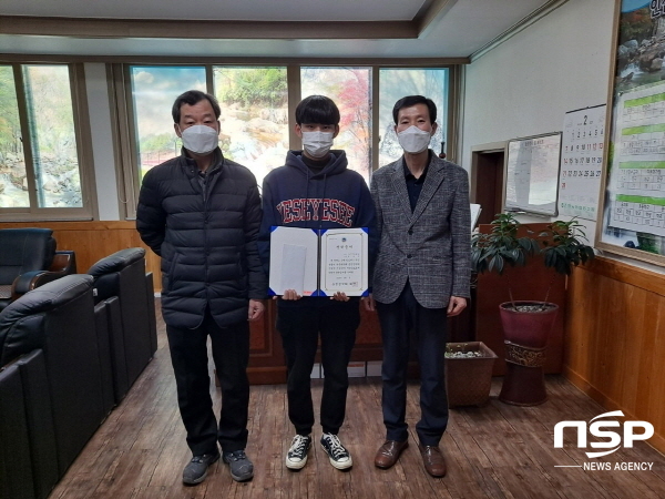 봉화군 춘양면 운천장학회, 우수학생에 장학금 전달