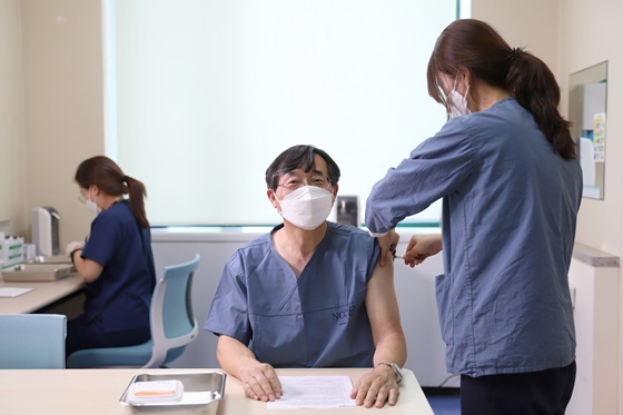 국립암센터, 서홍관 원장 등 주요 보직자 코로나19 백신 접종 시작