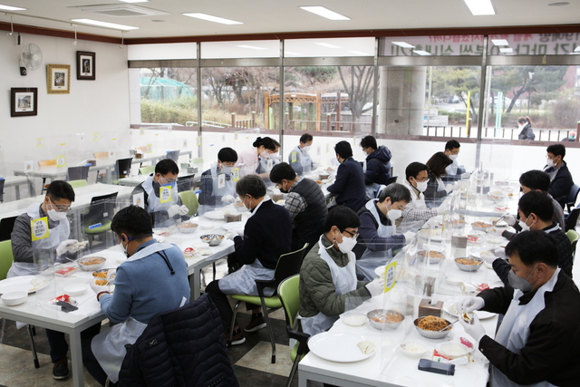 안산도시공사, 홀몸어르신 대상 ‘사랑의 떡만둣국’ 나눔 진행
