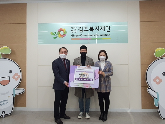 정해원 모먼트가구 대표, 김포시 청소년에 정기적 가구 후원