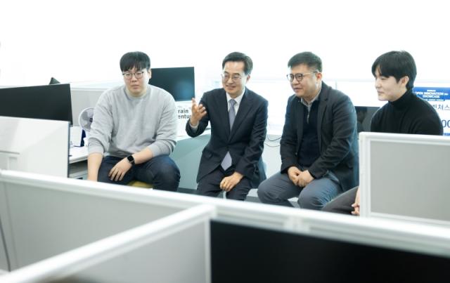김동연, 주 30시간 근무 스타트업 찾아 간담회 가져
