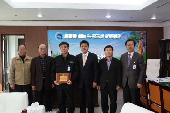 봉화군청 권병회, 경북개인택시운송조합 감사패 수여