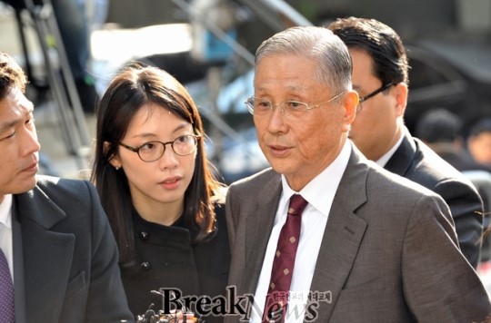 특검소환 당한 李대통령 친형 이상은 표정
