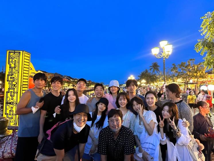 다 아는 사람들이구먼? 60명 함께 한 BH엔터 워크숍 현장 (ft. 이병헌 전액 부담)