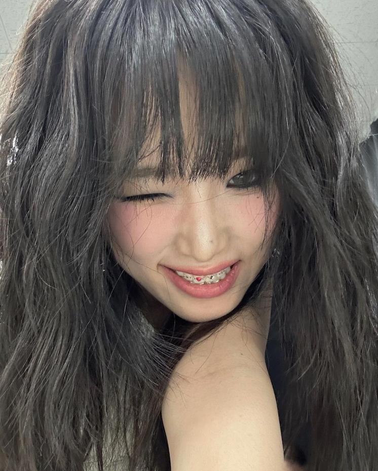 치아 위 반짝반짝 빛나는 #투스젬