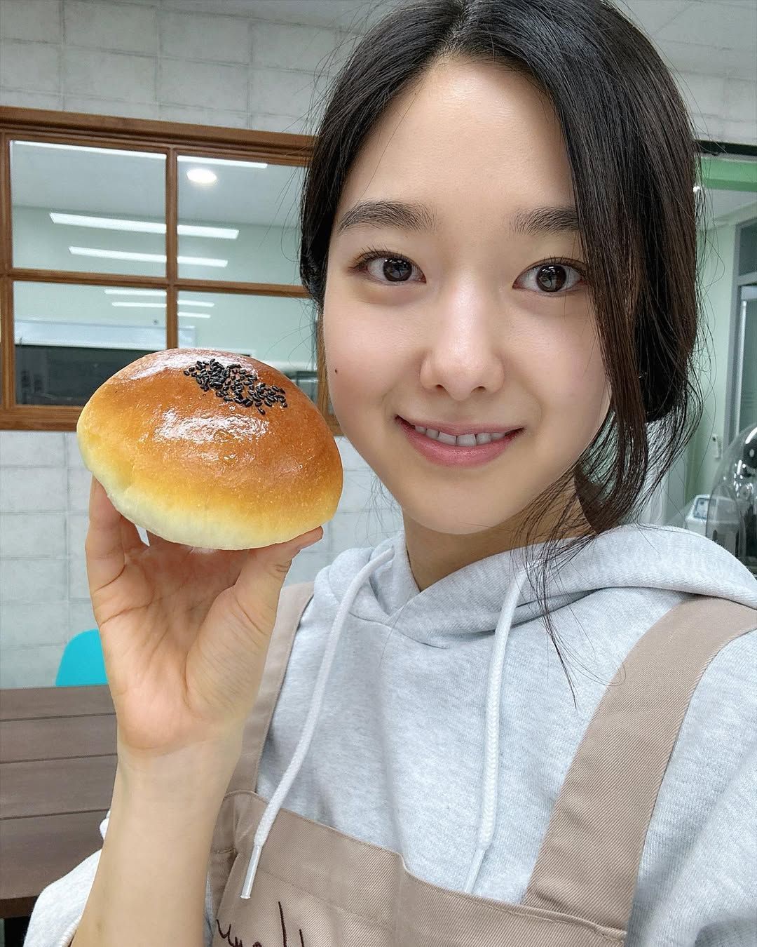 제니부터 소희까지, 스타들이 반한 빵집 모음.zip