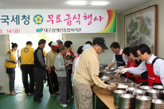 [대구청] 공용표 청장 장애인복지관서 무료급식 행사