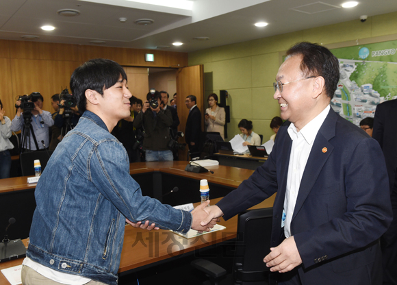 유일호 부총리, 청년·여성 일자리 토론회 참석