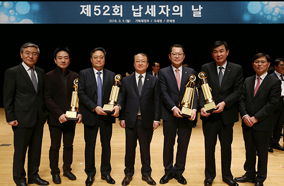 [포토]납세자의 날 수상자 축하하는 한승희 국세청장