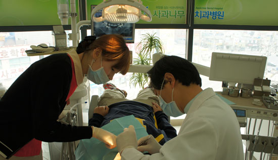 대구사과나무치과, 유치원생 초청 견학 시간 가져