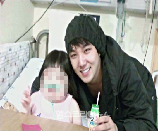 강인선행 작년 크리스마스 소아과 병동 방문…“정말 멋지다”