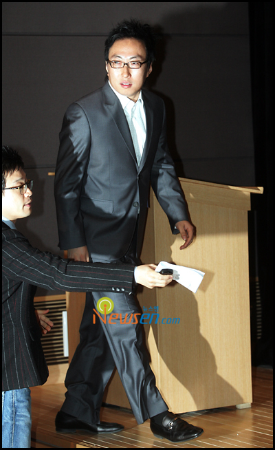 박명수, 거성 답게 결혼발표 취재진도 많네![포토엔]