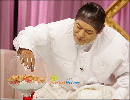 [포토엔]앙드레 김, 포춘쿠키 뽑으며 뭐가 좋을까?