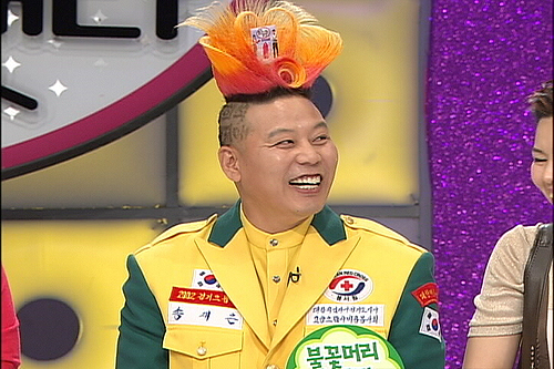 ‘나는 이상한 사람과~’ 엽기 불꽃머리 마을 통장님 이색눈길