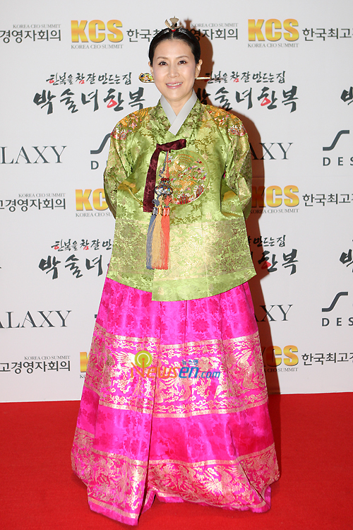 [포토엔]박정수 ‘오랜만에 한복 입어 보네요’