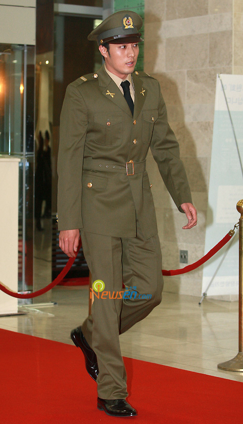 [포토엔]로드넘버원 소지섭, 시상식도 군복 패션
