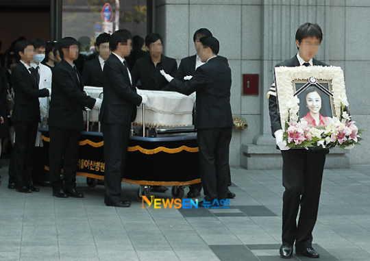 [포토엔]드라마 ‘다모’ 호위무사 故 김민경,눈물속 발인
