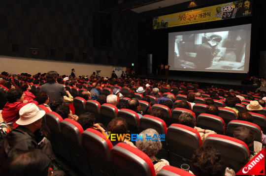 [포토엔]대한늬우스 시청하는 어르신들‘청춘극장’