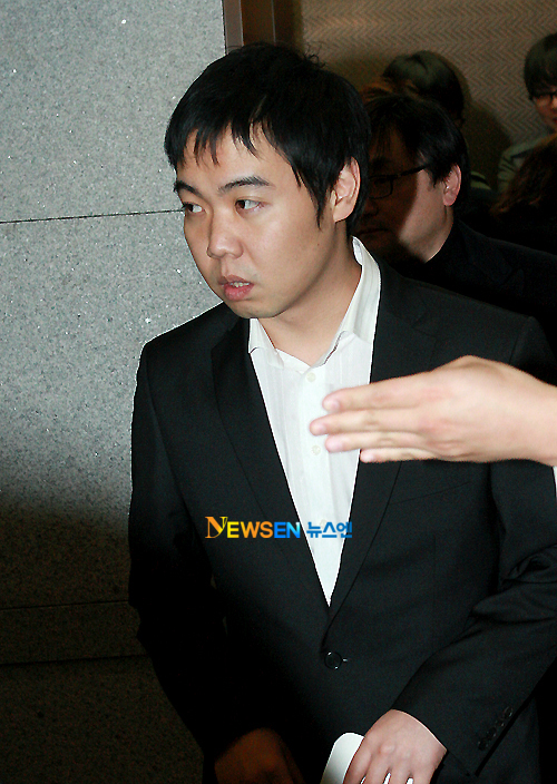 [포토엔]황현희 ‘상기된 얼굴로 빈소 조문(토니안 부친상)