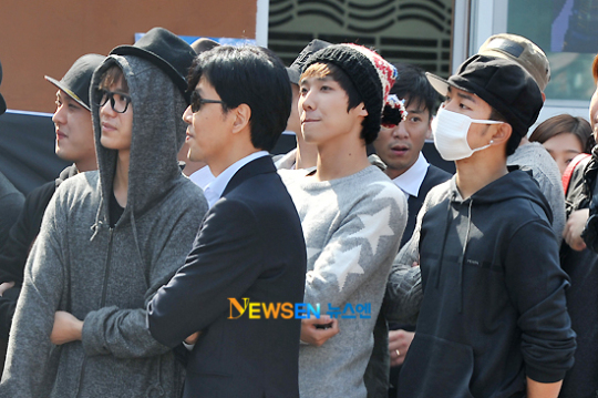 [포토엔]엠블랙, 비 군입대 현장 깜짝 방문