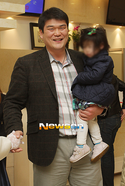 [포토엔]천하장사 백승일-홍주현 결혼식 참석한 이태현 ’딸바보 아빠됐네~’