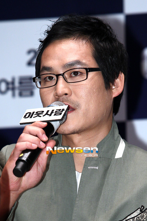 [포토엔]김성균 ‘이웃사람들의 의심을 한몸에~’