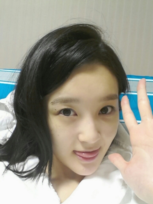 강민경 무결점 민낯+헝클어진 머리 ‘침대위 무방비 셀카’ 혀날름