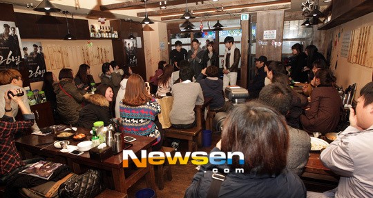 [포토엔]영화 ‘26년’일일 포장마차 열어
