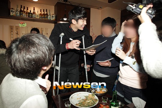 [포토엔]즐거운 임슬옹 ‘국수집 사인은 저도 처음이에요~’(26년 일일 포장마차)