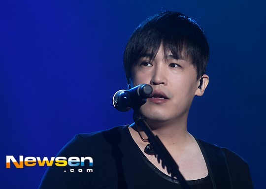 [포토엔]엠씨더맥스 이수 ‘긴장된 첫 무대’