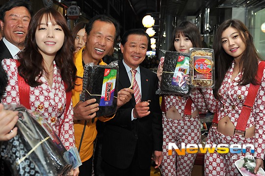 [포토엔]걸스데이-최문순 강원도지사-정상철 양양군수 ‘전통시장 사랑해주세요’