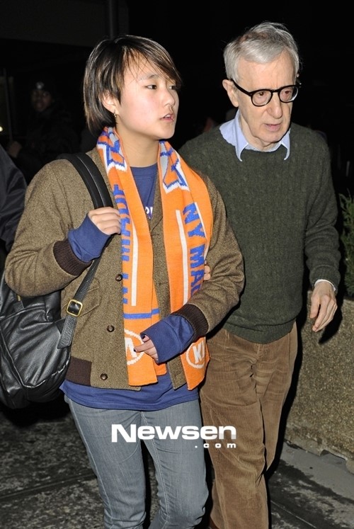 우디앨런, 딜런패로 성추행 스캔들 당일 입양딸과 농구장 나들이