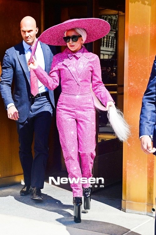 레이디가가, 온몸 핑크 도배 패션 ‘어지러울 정도’