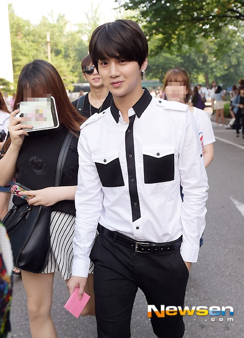 [포토엔]씨클라운 시우 ‘카메라 향해 미소 한 번 띄우고~’(출근길 패션)
