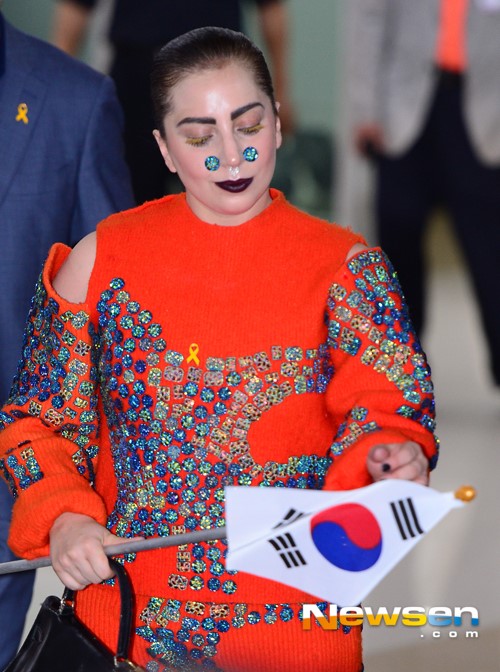 [포토엔]태극기 한손에 든 레이디 가가 ‘광복절 축하하는 깜짝 퍼포먼스’