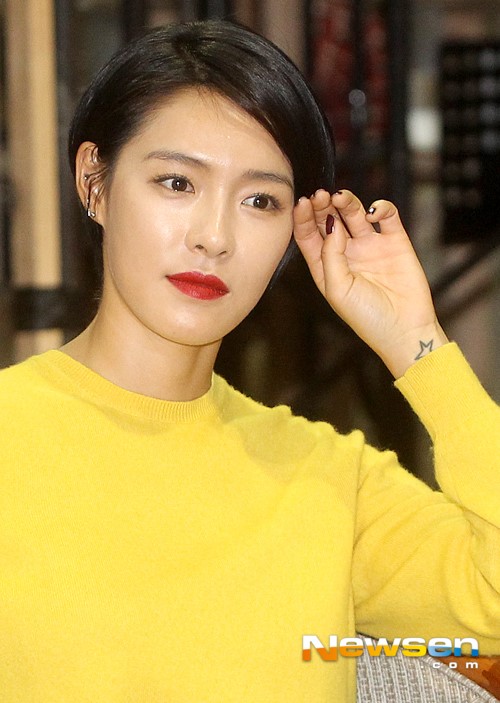 [포토엔]가희 ‘눈길끄는 별 문신’