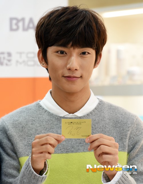 [포토엔]B1A4 공찬 ‘제 사인 어때요?’