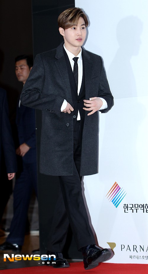 [포토엔]엑소 수호 ‘옷매무새 여미며~’