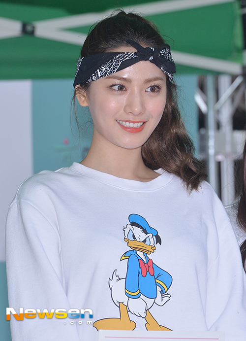 [포토엔]오렌지캬라멜 나나 ’난해한 헤어밴드도 완벽 소화하며’