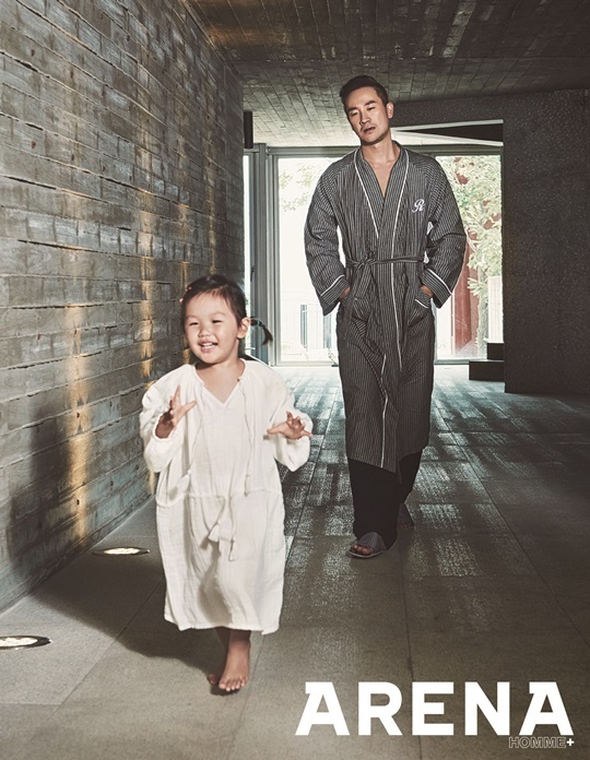 신난 지온이, 무표정 엄태웅..동반화보 극과극 표정[포토엔]