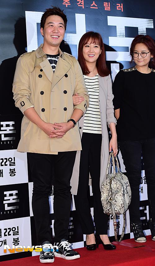 [포토엔]장윤정-도경완 부부 ‘시선 싹쓸이한 시사회 나들이’(더 폰)