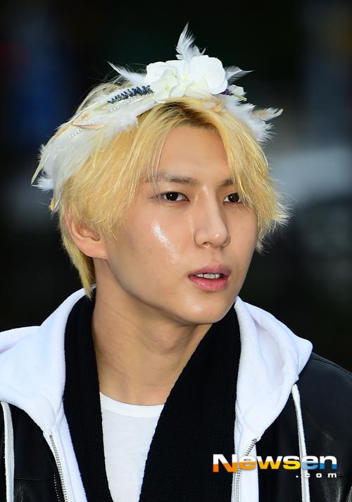 [포토엔]빅스 레오 ‘참 특이한 컨셉으로 출근’(출근길패션)