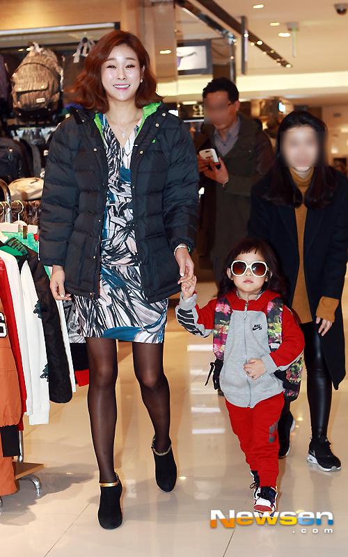 [포토엔]현영 ‘딸 다은양과 함께 백화점 나들이~’