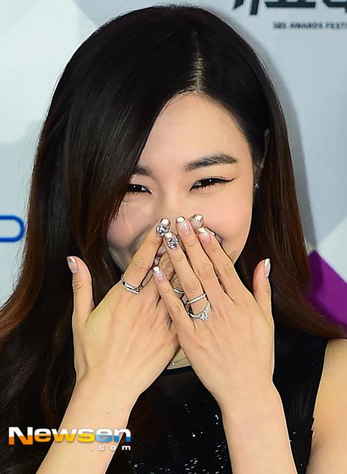 [포토엔]소녀시대 티파니 ‘네일아트+반지로 치장한 화려한 두손’(SBS 가요대전)