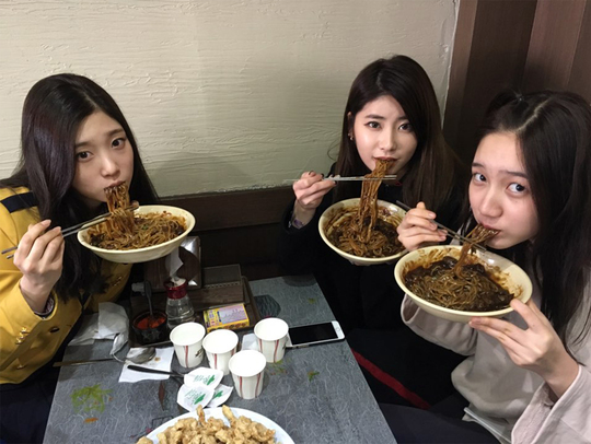 정채연 졸업식 짜장면 파티, 블랙데이 맞아 재조명 ‘기희현 김다니 함께’