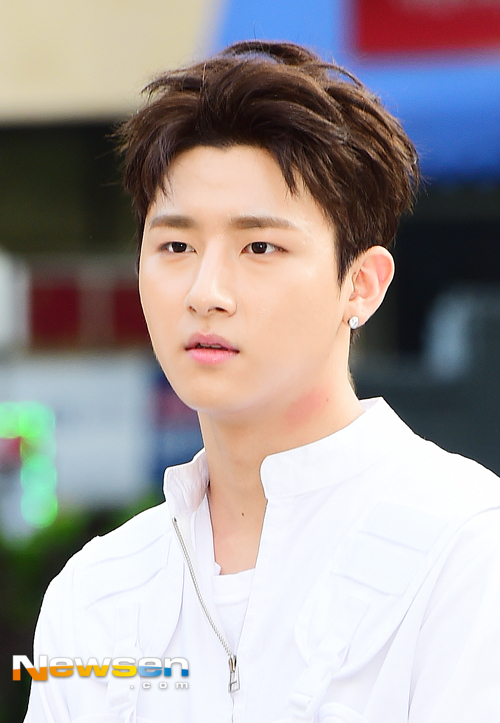 [포토엔]몬스타엑스 아이엠 ‘꽃미남 포스 뚝뚝’(출근길패션)