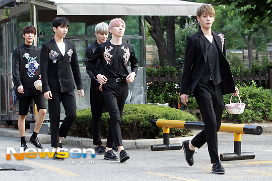 [포토엔]인엑스 ‘마음먹고 꾸민 출근길 패션’(뮤직뱅크)
