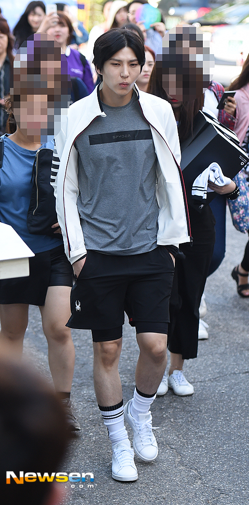 [포토엔]빅스 레오 ‘카리스마 발산 아육대 출근’