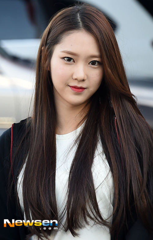 [포토엔]오마이걸 지호 ‘눈맞춤, 심쿵주의’ (아육대 출근길)
