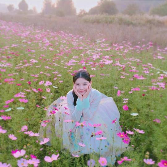 ‘구르미’ 사극요정 김유정, 꽃밭에서 꽃받침 “라온이 가득하세요”